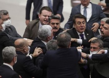 Meclis'te yumruklu saldırı: MHP'li vekil, CHP'li Gökçel'e saldırdı