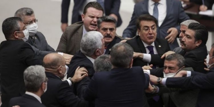 Meclis'te yumruklu saldırı: MHP'li vekil, CHP'li Gökçel'e saldırdı