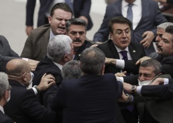 Meclis’te MHP’li vekilden CHP’li vekile yumruk