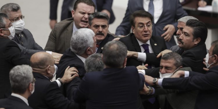 Meclis’te MHP’li vekilden CHP’li vekile yumruk