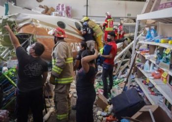 Meksika’da uçak marketin üzerine düştü: Ölüler ve yaralılar var