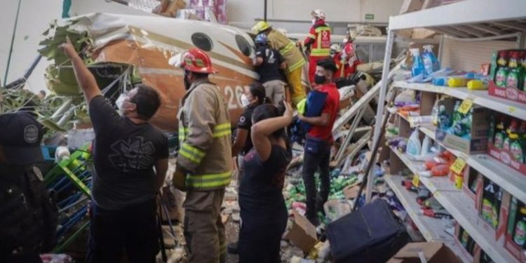 Meksika’da uçak marketin üzerine düştü: Ölüler ve yaralılar var