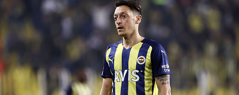 Mesut Özil'in menajerinden kadro dışı açıklaması: Nihai kararı bekliyoruz, Mesut hiçbir yere gitmeyecek