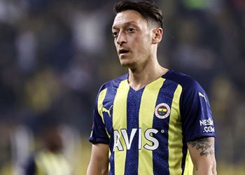 Mesut Özil'in menajerinden kadro dışı açıklaması: Nihai kararı bekliyoruz, Mesut hiçbir yere gitmeyecek