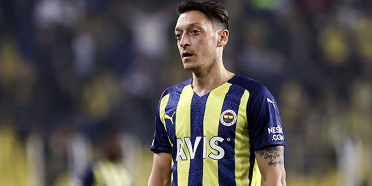Mesut Özil'in menajerinden kadro dışı açıklaması: Nihai kararı bekliyoruz, Mesut hiçbir yere gitmeyecek