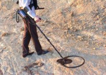 Mezarlıkta define ararken yakalanan dört kişiden biri profesör çıktı