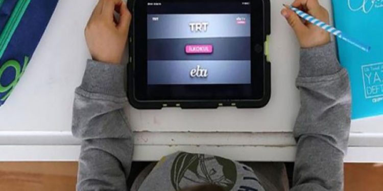 Milyonlarca tablet dağıtık diyen Erdoğan, MEB'in raporuyla çelişti