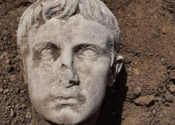 M&uuml;ze m&uuml;d&uuml;r&uuml;ne tarihi eser ka&ccedil;ak&ccedil;ılığından g&ouml;zaltı