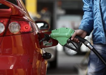 Nebati, 'Çok ucuz' demişti: Asgari ücretle Türkiye'de 214, İngiltere'de 1187 litre benzin alınıyor