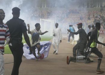 Nijerya-Gana maçından sonra taraftarlar sahayı bastı; görevli doktor hayatını kaybetti