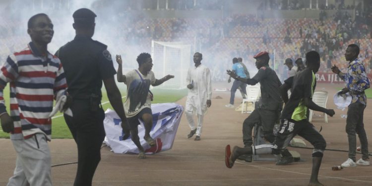 Nijerya-Gana maçından sonra taraftarlar sahayı bastı; görevli doktor hayatını kaybetti