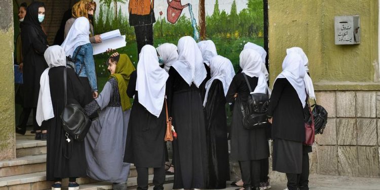 Okulları kız öğrencilere açmayan Taliban'a kınama