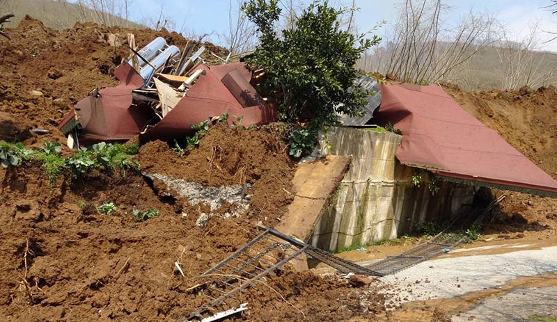 Ordu'da heyelan: Üç ev yıkıldı, toprak hareketliliği sürüyor