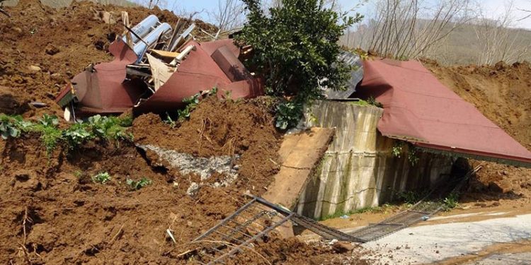 Ordu'da heyelan: Üç ev yıkıldı, toprak hareketliliği sürüyor