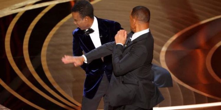 Oscar töreninde şiddet: Will Smith, Chris Rock'a tokat attı