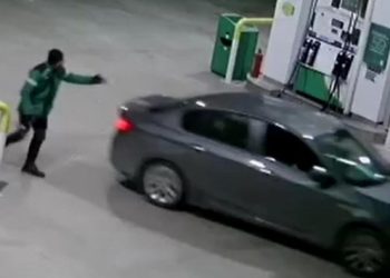 Otomobil deposunu dolduran s&uuml;r&uuml;c&uuml; parayı &ouml;demeden ka&ccedil;tı