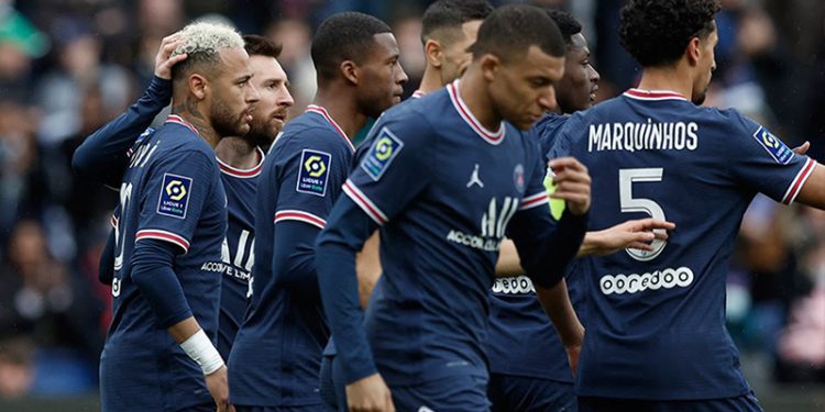 PSG taraftarlarından takıma antrenmanda protesto