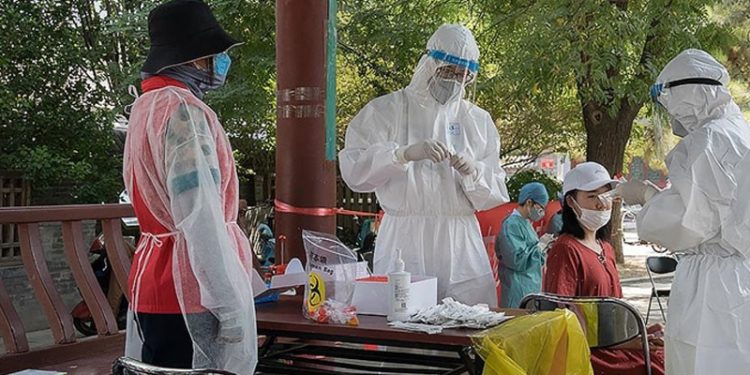 Pandeminin ikinci yılında Çin'de vaka patlaması: Bir günde 3 bin 400 vaka tespit edildi
