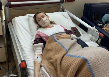 Polis, böbrek nakli olan kadını cezaevine götürmek için evinin önünde bekliyor