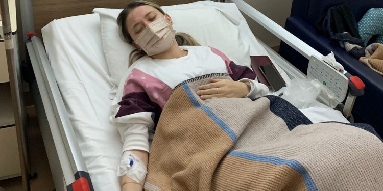 Polis, böbrek nakli olan kadını cezaevine götürmek için evinin önünde bekliyor