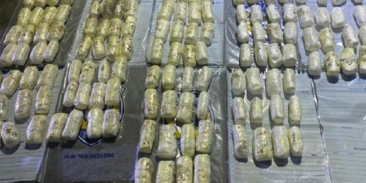 Polisin kullandığı aracın zulasından 52,5 kilo patlayıcı çıktı