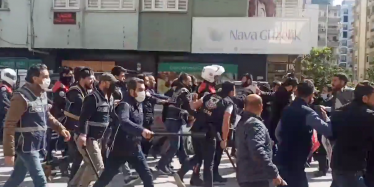 Polisten, Furkan gönüllülerine cop, plastik mermi ve biber gazı ile saldırı