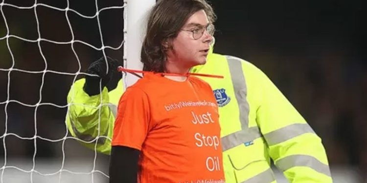 Premier Lig'de protestocular neden kendilerini kale direklerine bağlıyor?