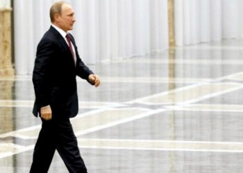 Putin yürürken neden sağ kolunu sabit tutuyor?