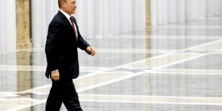 Putin yürürken neden sağ kolunu sabit tutuyor?