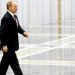 Putin yürürken neden sağ kolunu sabit tutuyor?