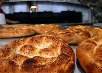 Ramazan pidesi hem zamlandı hem küçüldü