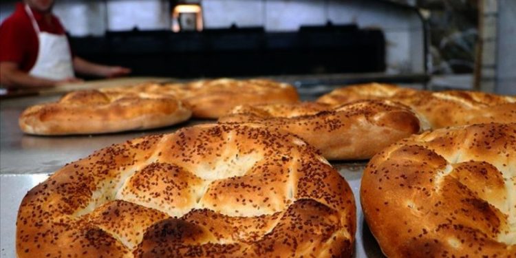 Ramazan pidesi hem zamlandı hem küçüldü