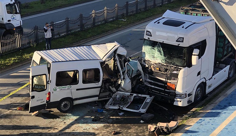 Rize'de okul servisi tıra çarptı: 1 ölü, 13 yaralı