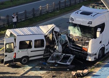 Rize'de okul servisi tıra çarptı: 1 ölü, 13 yaralı
