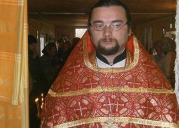 Rus askerler, Kiev'e giden yolda araçları kontrol eden bir rahibi öldürdü