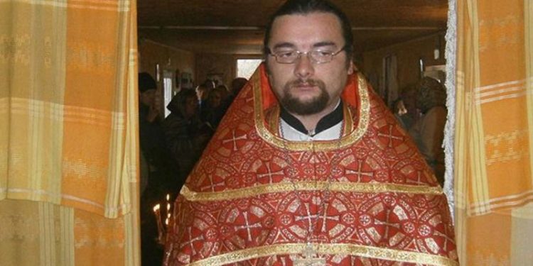 Rus askerler, Kiev'e giden yolda araçları kontrol eden bir rahibi öldürdü