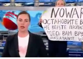 Rus kanalında canlı yayın sırasında ‘Savaşa hayır’ pankartı açıldı