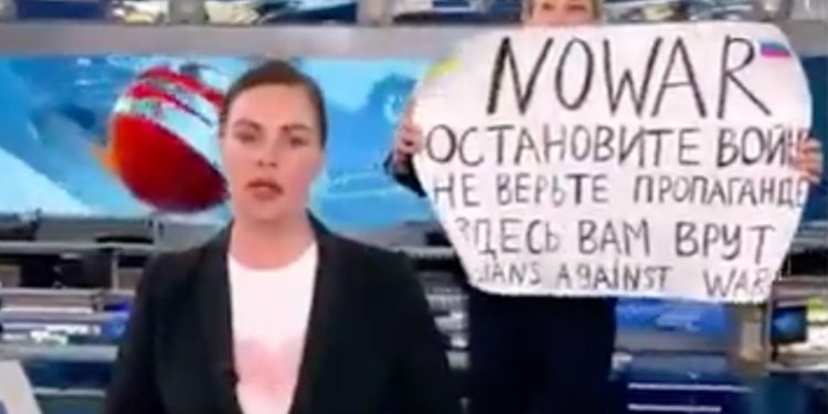 Rus kanalında canlı yayın sırasında ‘Savaşa hayır’ pankartı açıldı