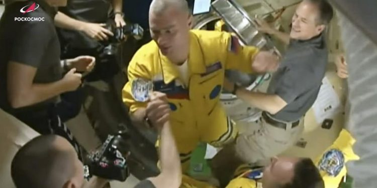 Rus kozmonot, üniformalarındaki sarı-mavi rengin Ukrayna'ya ilgisi olmadığını söyledi: Okulumuzun renkleri; Devlet Başkanı'mızın yanındayız