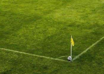 Rus kulüpleri ve milli takımlarının hem FIFA hem UEFA organizasyonlarına katılımı askıya alındı