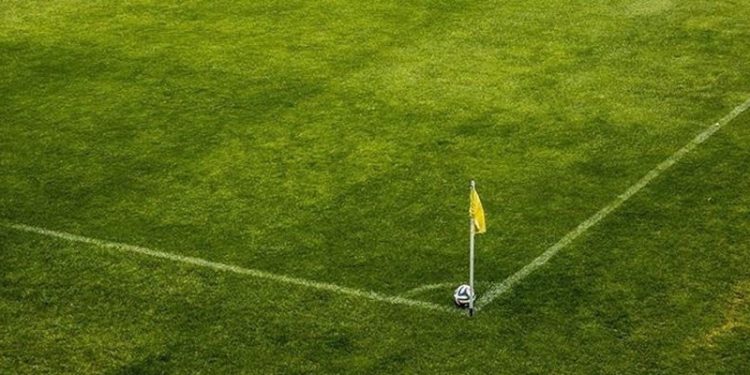 Rus kulüpleri ve milli takımlarının hem FIFA hem UEFA organizasyonlarına katılımı askıya alındı