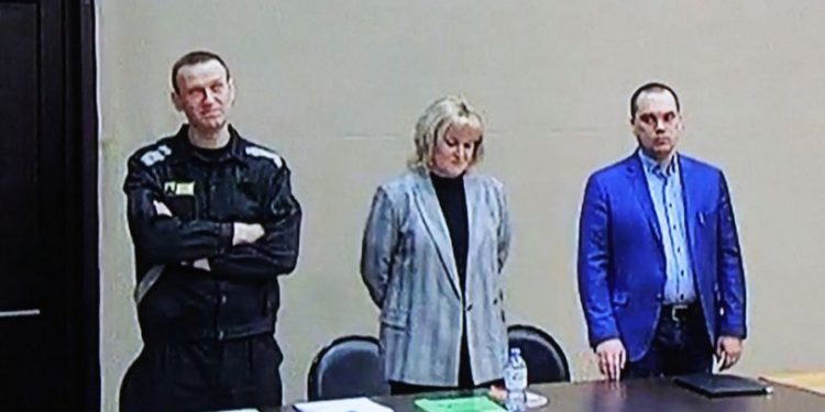 Rus mahkemesinden muhalif lider Navalni'ye 9 yıl hapis cezası