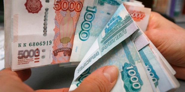 Rus rublesi yara sarıyor: Savaş öncesi seviyelerine döndü