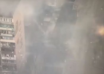 Rus tankı yolda yürüyen sivil vatandaşı top atışıyla vurdu