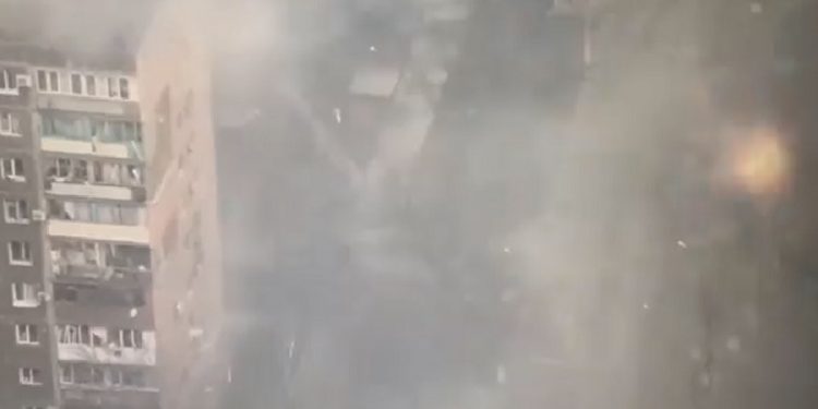 Rus tankı yolda yürüyen sivil vatandaşı top atışıyla vurdu