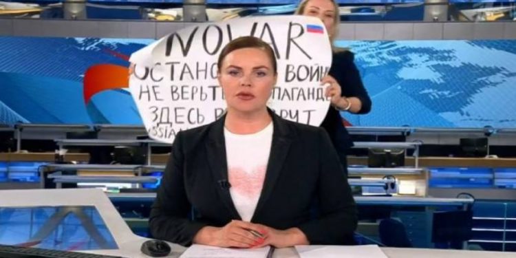 Rus televizyonunda ‘savaşa hayır’ pankartı açan editör gözaltına alındı!