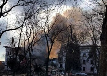 Rus uçakları, Mariupol'de kadın ve çocukların saklandığı tiyatro ve havuzu vurdu