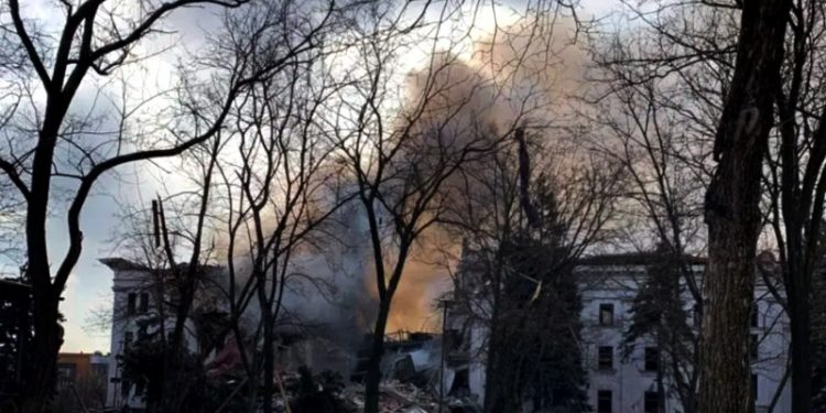 Rus uçakları, Mariupol'de kadın ve çocukların saklandığı tiyatro ve havuzu vurdu