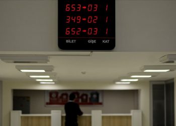 Rus vatandaşları, Türkiye'deki bankalara akın ediyor!