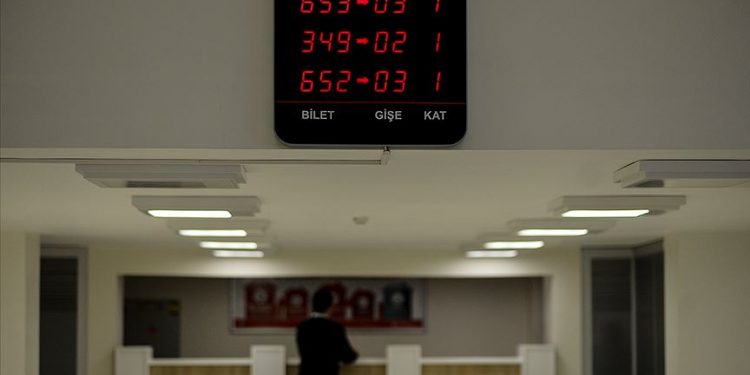 Rus vatandaşları, Türkiye'deki bankalara akın ediyor!